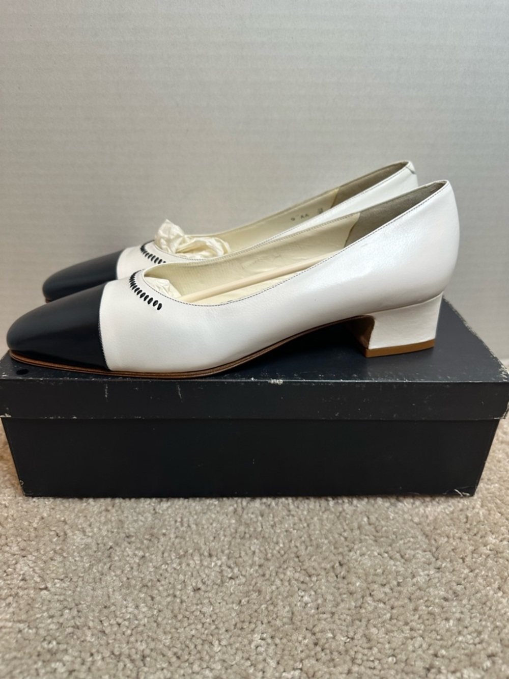 Rangoni White Leather Flats with Navy blue Cap Toe, size 9 AA, New in Box - Picture 3 of 8